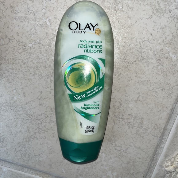OLAY Other - Olay Body Wash plus Radiance Ribbons Luminous‎ Brightners 10 Oz Moisturer Green